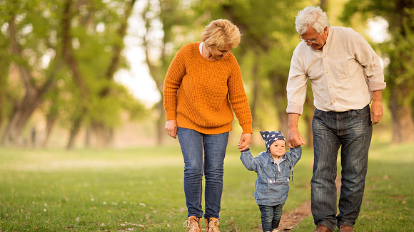 Großeltern mit Kind