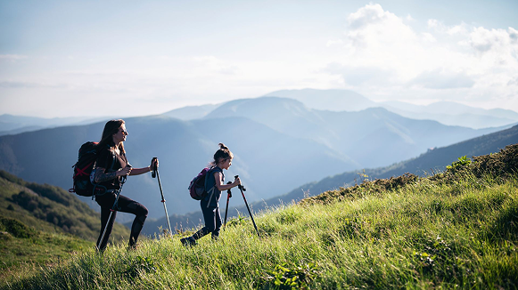 Mutter wandert mit Kind